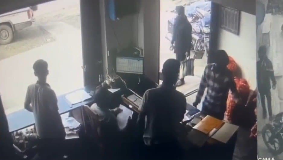 Gunmen rob Malda bank, one injured gnr