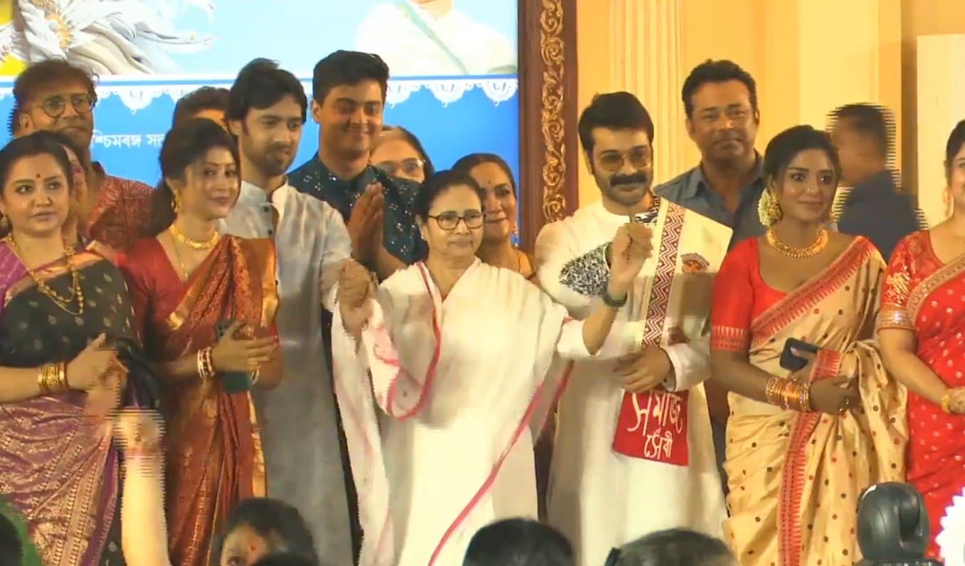 Tollywood actors in Pujo Carnival with Mamata Banerjee