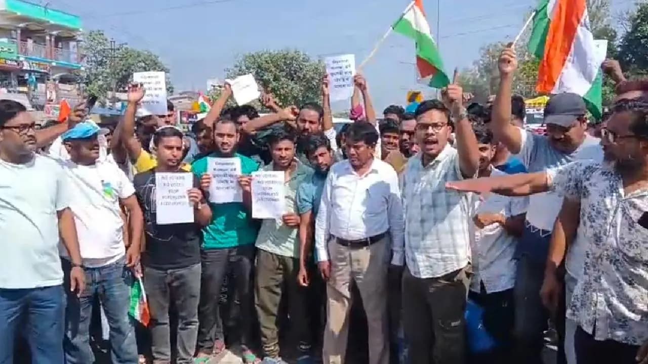 National Highway 12 Blocked Near Narayanpur BSF Camp in Malda 