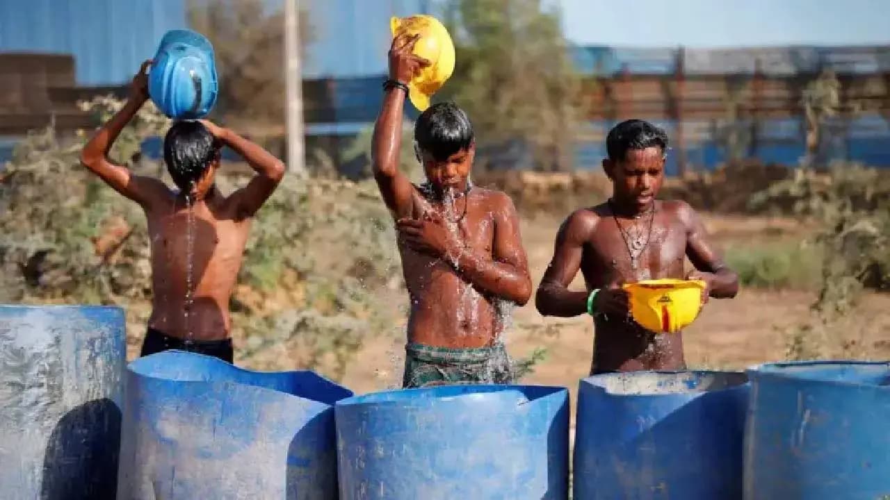 তাপমাত্রা বাড়ছে। শুক্র ও শনিবার তাপমাত্রা আরও বাড়ার ইঙ্গিত দিয়েছে হাওয়া অফিস।