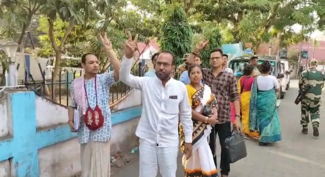 In protest against official saffron candidate former BJP MLA submits nomination paper to combat