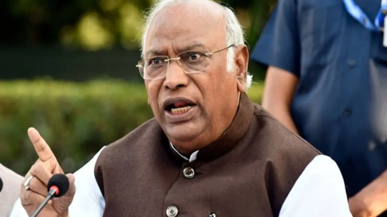 Centre reduces number of subsidized cylinders under Ujjwala Yojana; Kharge launches scathing attack on the government