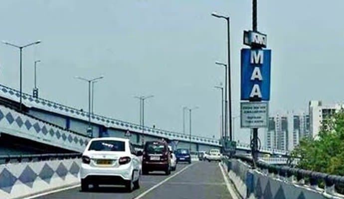 Kolkata accident on maa flyover one seriously injured gnr