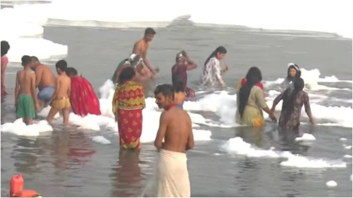 Chhath devotees wash hair with toxic foam in Yamuna river gnr