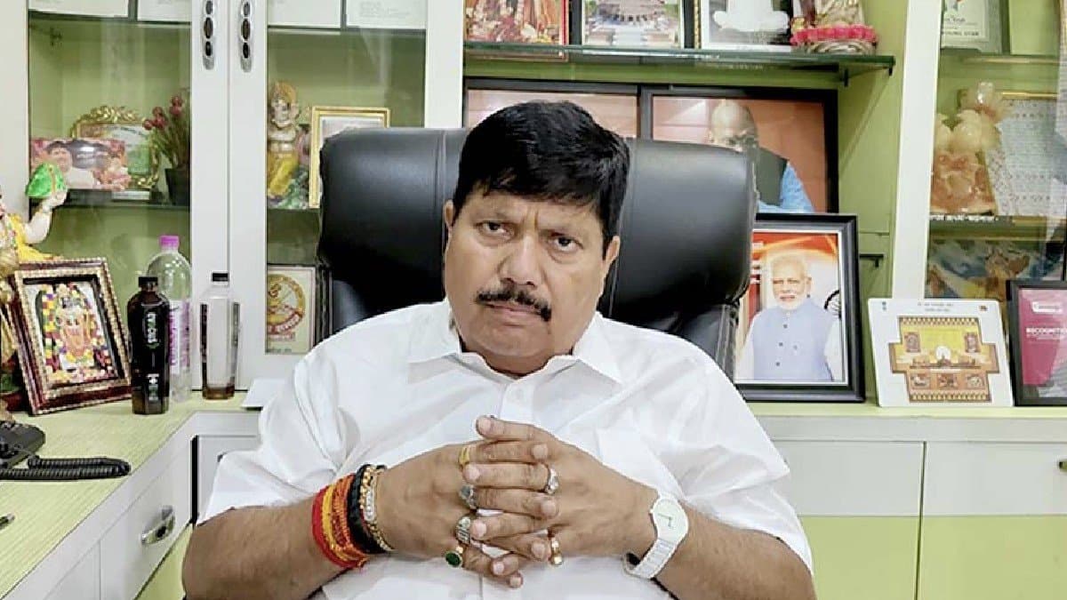 Preventing chemical spray Arjun Singh had been to bhwani bhawan with special glass gnr