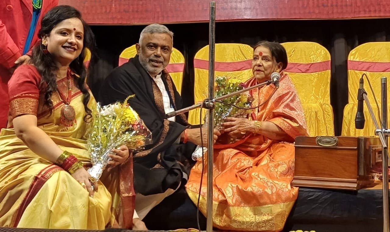 Veteran Singer Smt Pravati Mukhopadhyay embrace a musical night named 'jevabe amay cheno' onn 21st Jan, 2024, at Birla Academy Auditorium