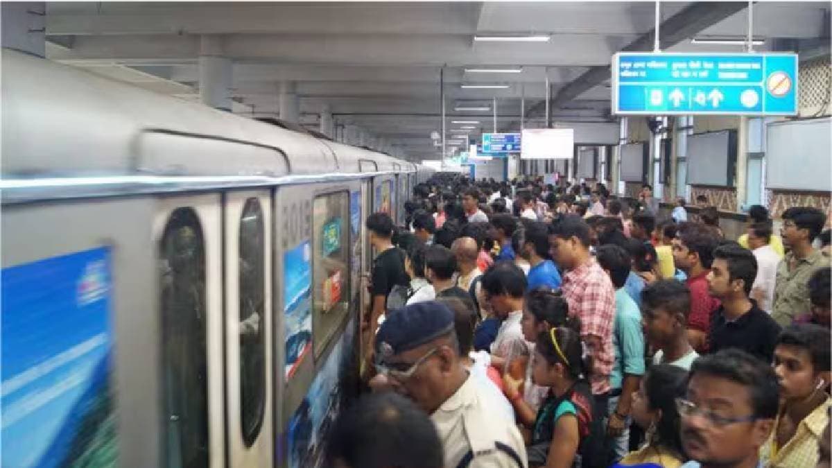 kolkata metro servie dispute due to suicide attempt on monday