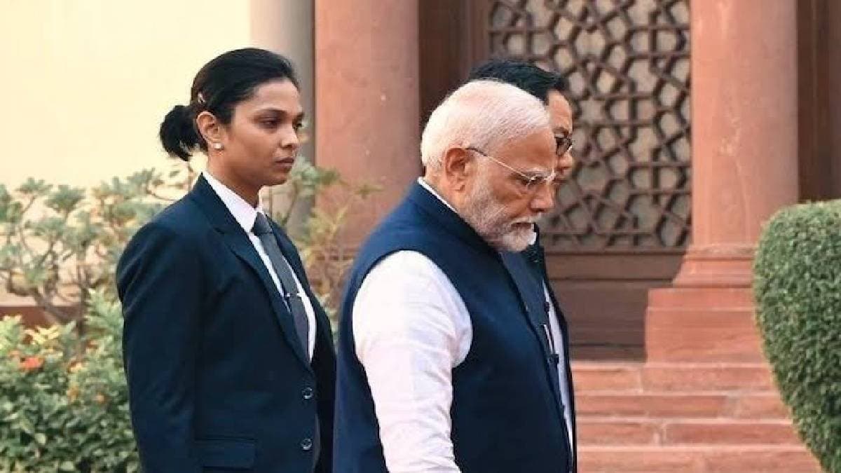 Photo of woman officer accompanying PM Modi goes viral gnr