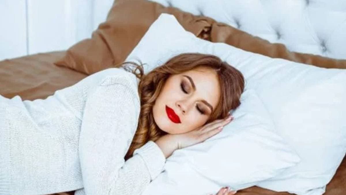 What happen if you sleep without removing makeup lif