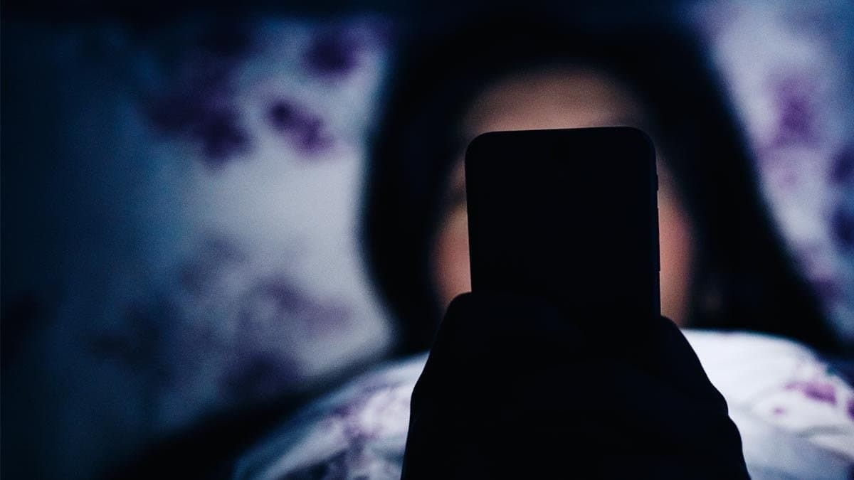 In a bizarre competition a woman won 1 lakh prize money for not touching her phone for straight 8 hours gnr