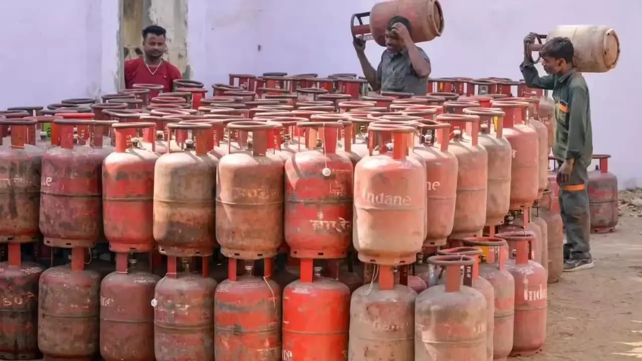 Govt Order PNG Switch in 3 Months: sources says Issues New Guidelines Amid LPG Shortage