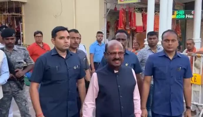 CV Anand Bose offers prayers at Kalighat temple