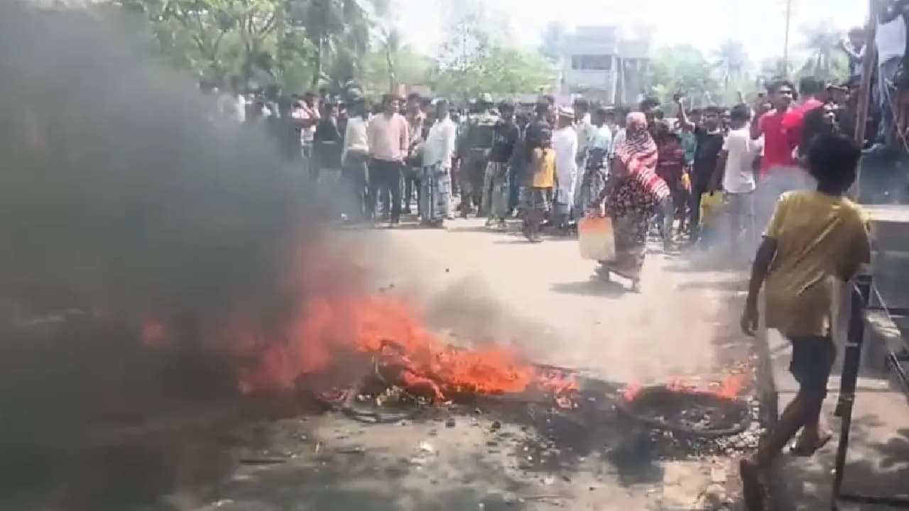 Local People Protests, Road Blockade in Hasnabad After Hundreds Name Deleted From Voter List