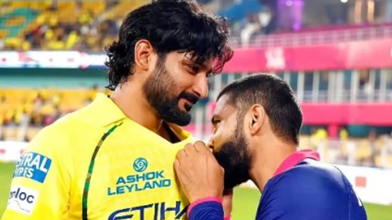 এক চুমুতেই যেন সব কথা বলে দিলেন রবীন্দ্র জাদেজা। সেই আবেগঘন মুহূর্ত হৃদয় ছুঁয়ে যায়। চেন্নাইয়ের প্রতি ভালবাসা, দায়িত্ব আর অটুট বন্ধনের প্রকাশ ঘটালেন জাদেজা।