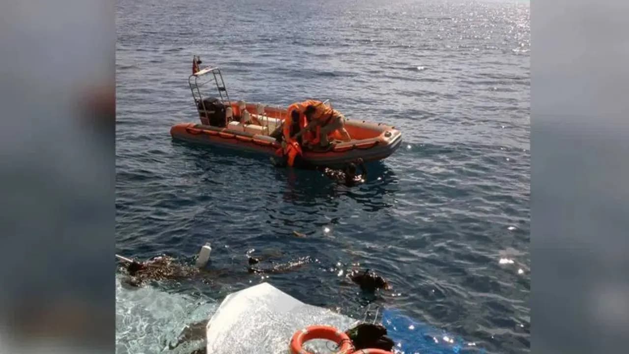 Boat carrying 250 people including Rohingya and Bangladeshis sinks in Andaman Sea