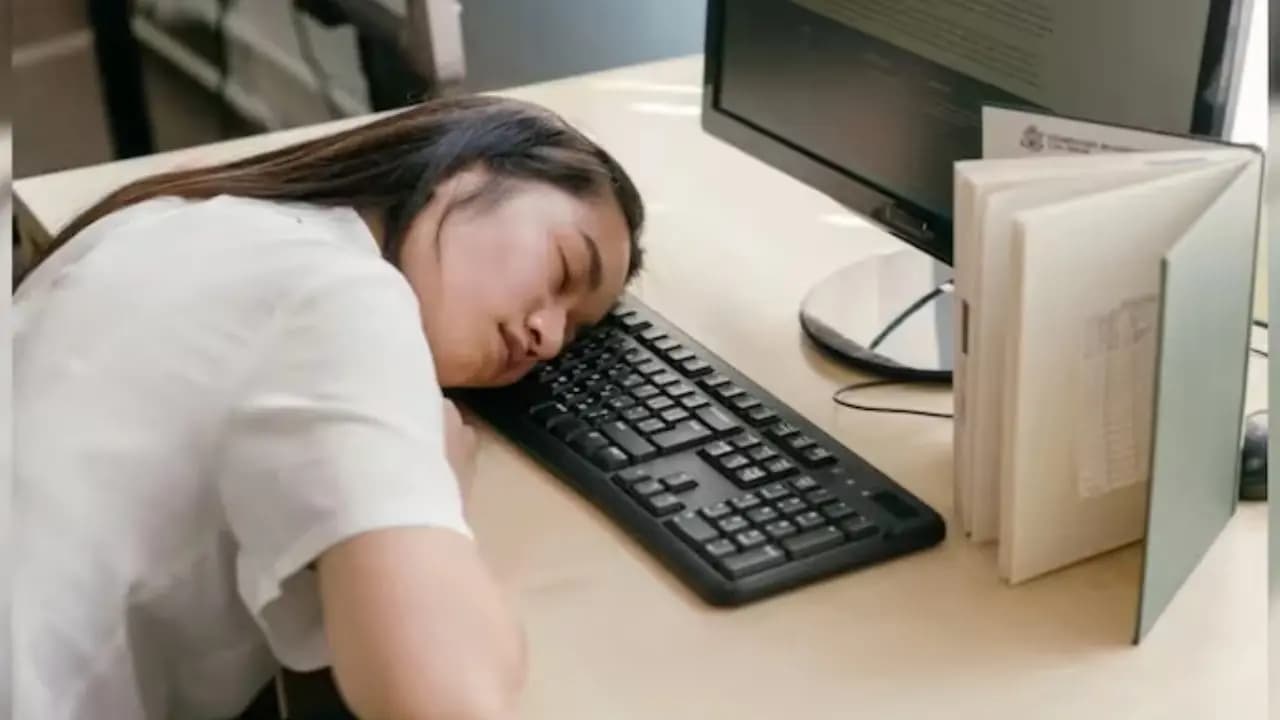 A woman in china slept in office for five hours