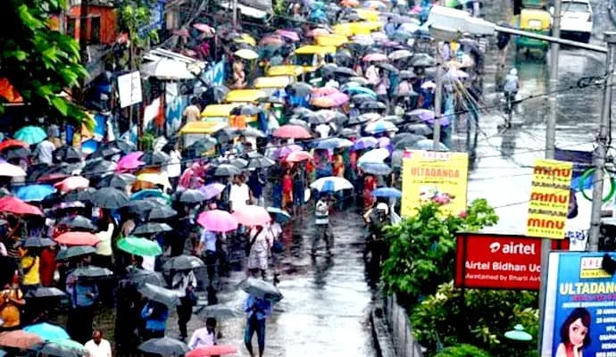 Weather Update: পশ্চিম-মধ্য বঙ্গোপসাগর এবং উত্তর-পশ্চিম বঙ্গোপসাগরে শুক্রবারে তৈরি হতে পারে নিম্নচাপ। তেমনটাই খবর হাওয়া অফিস সূত্রের। আর এই নিম্নচাপ বঙ্গের বর্ষায় কতটা প্রভাব ফেলবে? তারও বড় আপডেট দিল আবহাওয়া দপ্তর। জানা যাচ্ছে, নিম্নচাপের কারণে দক্ষিণবঙ্গে বাড়তে পারে বৃষ্টি। সপ্তাহান্তে কলকাতা সহ দক্ষিণবঙ্গের জেলাগুলিতে বৃষ্টির পরিমাণ বাড়বে বলেই পূর্বাভাস হাওয়া অফিসের।