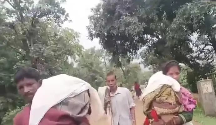 দুই পুত্র সন্তানের দেহ কাঁধে নিয়ে ১৫ কিলোমিটার রাস্তা অতিক্রম করে বাড়ি ফেরেন ওই দম্পতি।