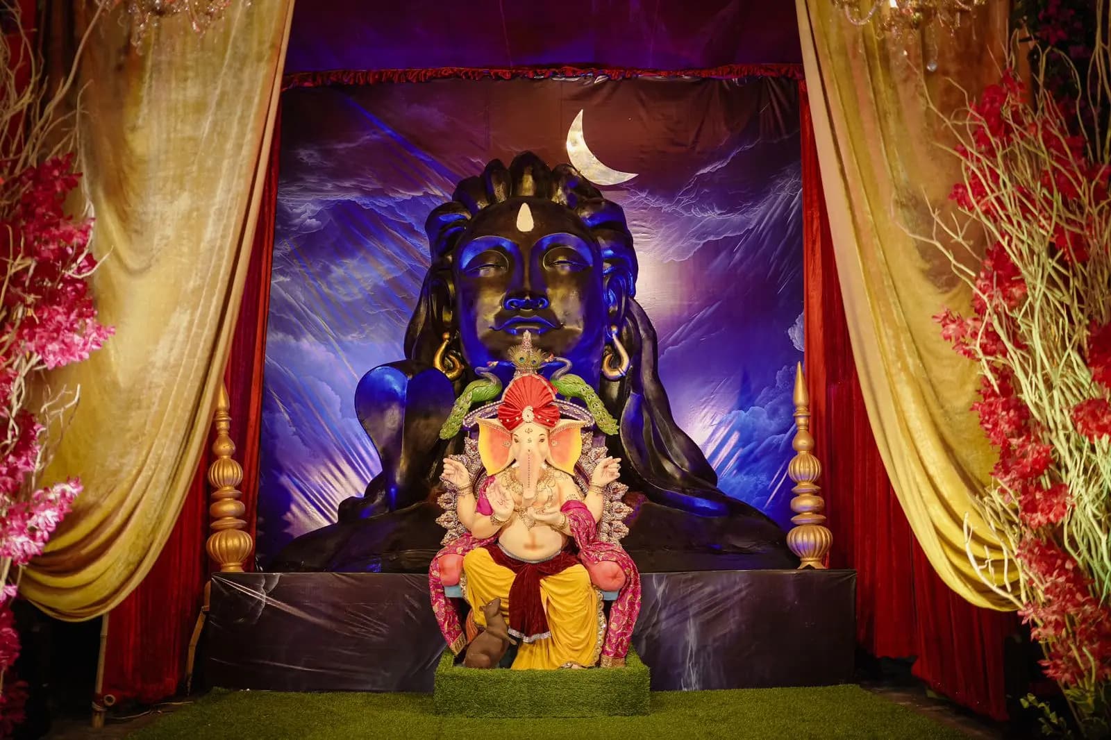 মহাদেবের ধ্যানস্থ মূর্তি শহর কলকাতায় দর্শন করতে স্বাভাবিকভাবেই বাগুইআটি এক্সিকিউটিভ প্যালেস কমপ্লেক্সের পুজোমণ্ডপে ভিড় বাড়ছে সাধারণ মানুষের।