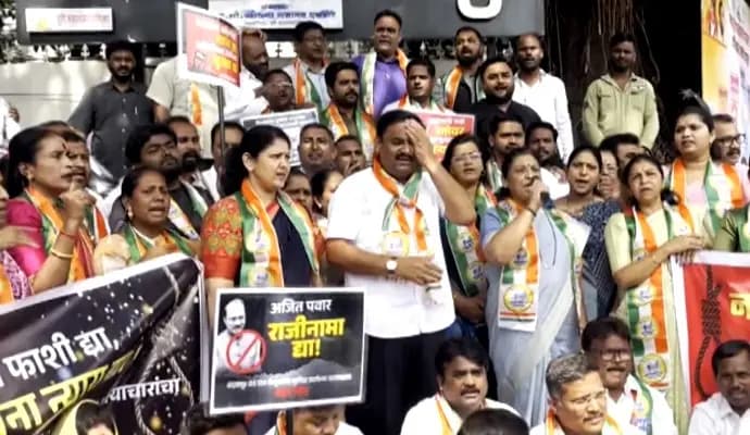 বদলাপুরে এক বেসরকারি স্কুলে বছর চারের ২ শিশুকে যৌন নিগ্রহের ঘটনায় উত্তাল থানে। ঘটনাকে কেন্দ্র করে ক্রমশই উত্তপ্ত মহারাষ্ট্রের রাজনীতি। ঘটনার বিচার চেয়ে এখনও অব্যাহত আন্দোলন। যার জেরে স্বাভাবিকভাবেই অস্বস্তি বাড়ছে মহারাষ্ট্র সরকারের