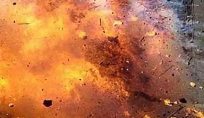 Bomb blast in murshidabad, two injured