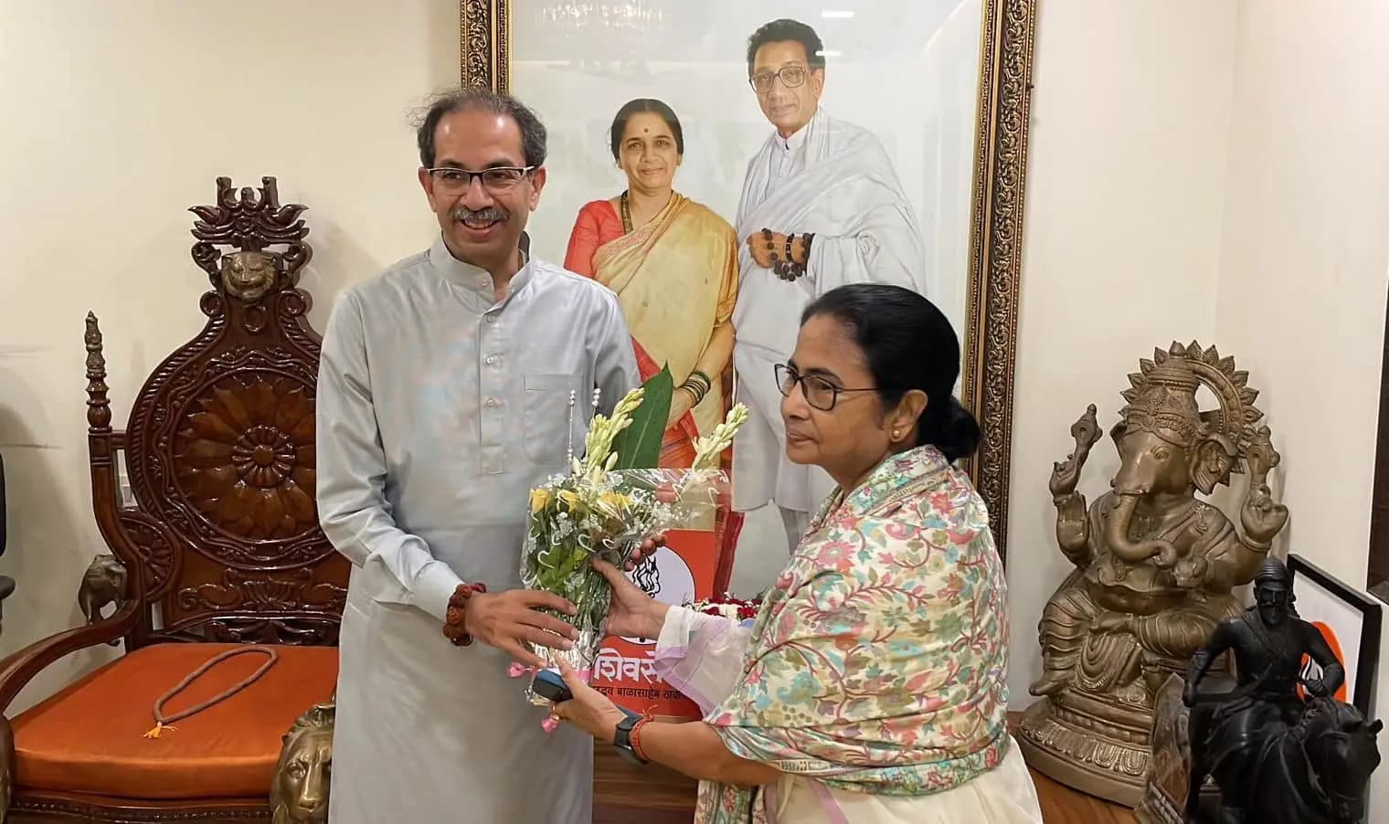 তৃণমূল সুপ্রিমো বলেন, 'বাংলায় কংগ্রেস, সিপিএমের সঙ্গে কোনও জোট নেই। তবে দিল্লিতে কংগ্রেসসহ সকলের সঙ্গে আমরা একসঙ্গে আছি এবং আমরা যথেষ্টই শক্তিশালী।'