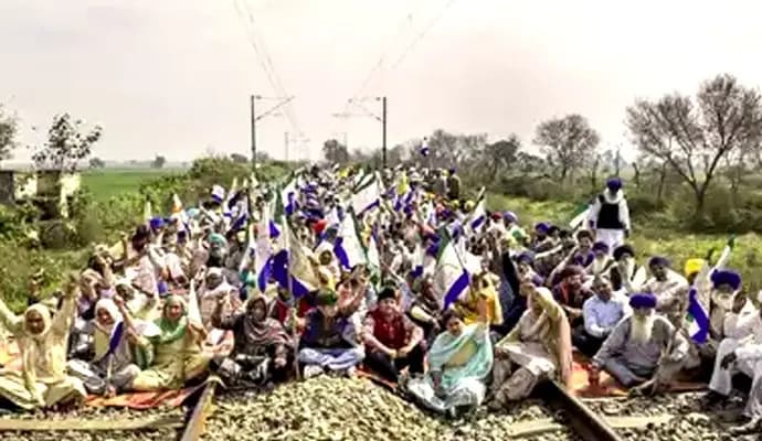 সংযুক্ত কিষাণ মোর্চার প্রতিবাদে উত্তাল হয়েছিল গোটা দেশ। এবার ফের একবার নিজেদের দাবি নিয়ে আসতে চলেছে তাঁরা