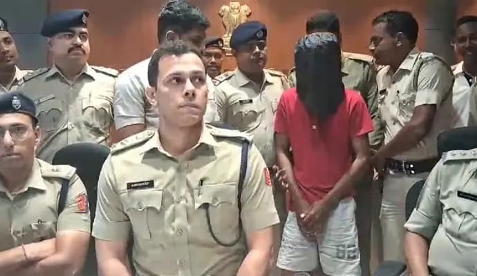 যুবকের সঙ্গে সম্পর্কে জড়িয়ে পড়েন তরুণী। তারপরেই মর্মান্তিক পরিণতি। ধানখেতে উদ্ধার হয় ওই তরুণীর রক্তাক্ত দেহ