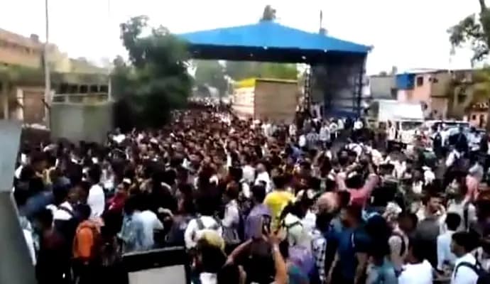 হাথরাসের ঘটনার স্মৃতি এখনও টাটকা সকলের মনে। এরই মধ্যে একই ধরণের বড় দুর্ঘটনা এড়াল মুম্বই। এয়ার ইন্ডিয়ার লোডার পদের জন্য লোক নেওয়ার বিজ্ঞপ্তি জারি করা হয়েছিল। তবে সেখানে এসে হাজির ২৫ হাজার প্রার্থী। পদের সংখ্যা ছিল ২ হাজার কিছু বেশি।