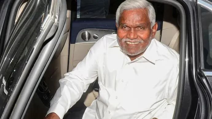 আসন্ন বিধানসভা নির্বাচনের আগে কি চম্পাই দলবদল করবেন? না কি নতুন দল গড়ে হেমন্ত সোরেনকে বিপাকে ফেলার কৌশল নেবেন। সেই উত্তরের অপেক্ষায় রাজনৈতিকমহল।