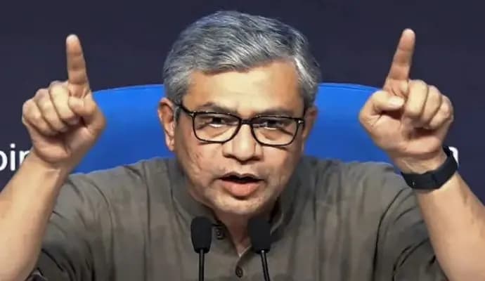 দিল্লির মুখ্যমন্ত্রী অরবিন্দ কেজরিওয়াল এবং আপ সরকারকে তীব্র আক্রমণ করলেন কেন্দ্রীয় মন্ত্রী অশ্বিনী বৈষ্ণব। অশ্বিনী বলেন, দিল্লিতে যে অরাজকতা তৈরি হয়েছে তার জন্য দায়ী আপ সরকার।