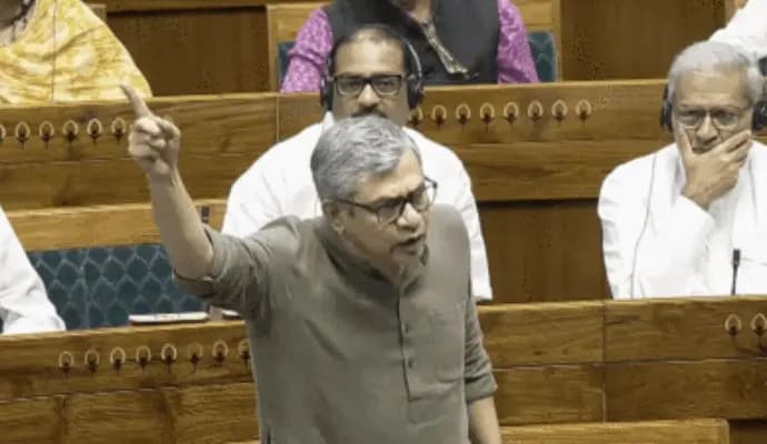 কংগ্রেসকে কটাক্ষ করে রেলমন্ত্রী বলেন, যারা সর্বদা মিথ্যা কথার জন্য বিখ্যাত তাদের কাছ থেকে অন্যকিছু আশা করা যায়না। কখনও তারা সেনাদের হয়ে লড়াই করছেন, আবার কখনও রেলওয়ে নিয়ে লড়াই করছেন। তবে এই ধরণের রাজনীতি এখন আর চলে না।
