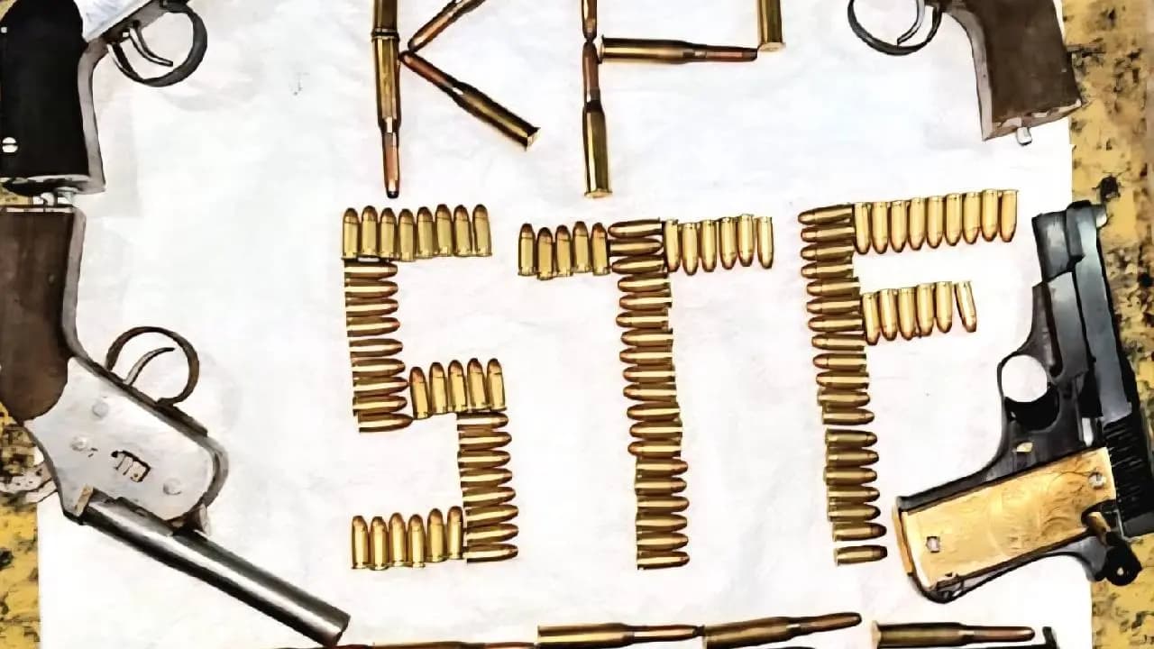 kolkata polices stf detained a man with weapons who came from bihar