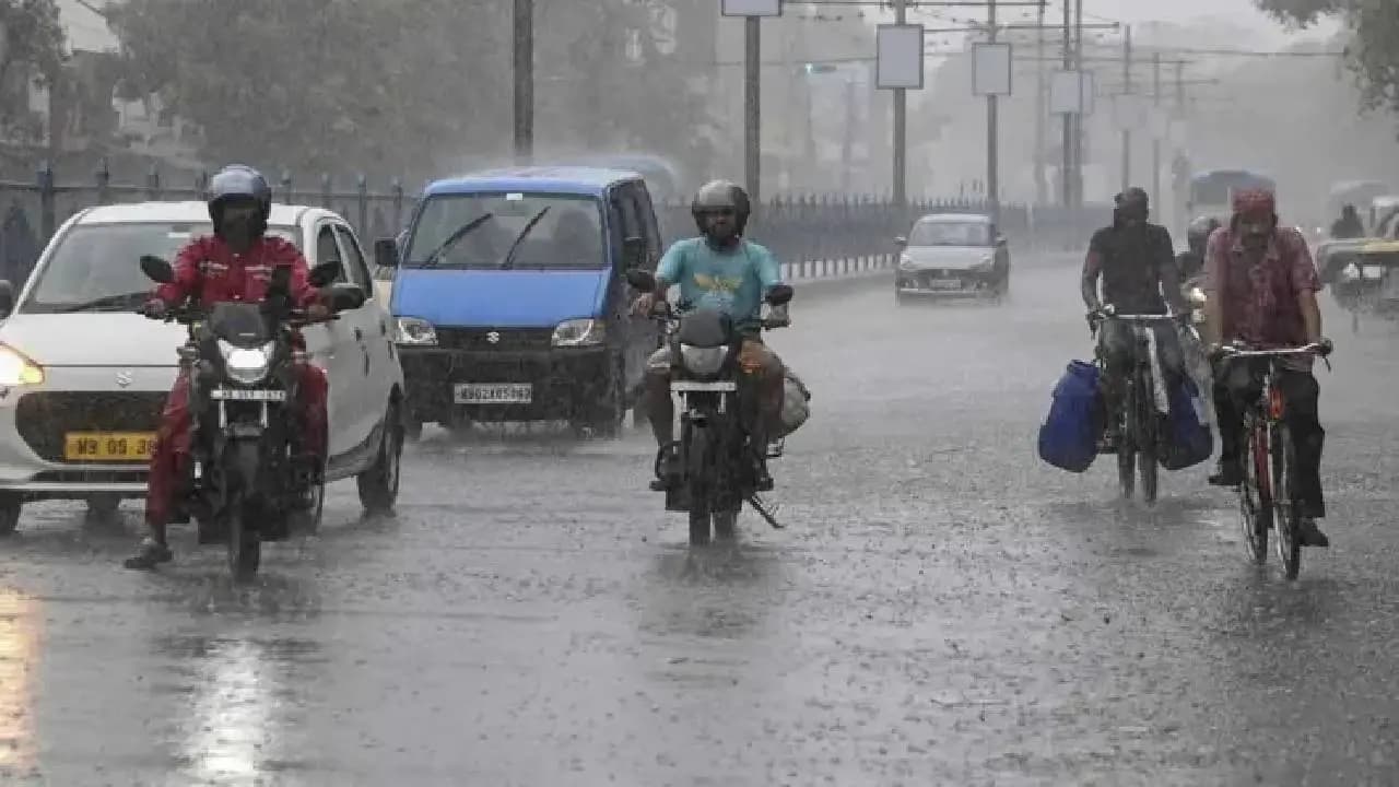 বুধবার সকাল থেকে সন্ধে ও রাত। কলকাতা সহ দক্ষিণের জেলায় জেলায় ঝড়বৃষ্টি হয়েছে। সঙ্গে বজ্রপাত তো ছিলই। হাওয়া অফিসের তরফে জারি করা হয়েছিল রেড অ্যালার্ট।