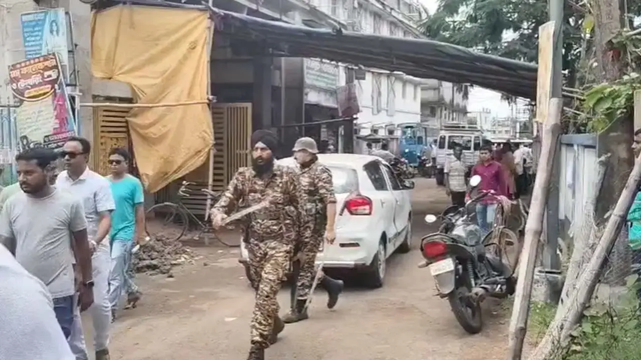 Police allowed BJP candidate to the close vicinity of the strong room