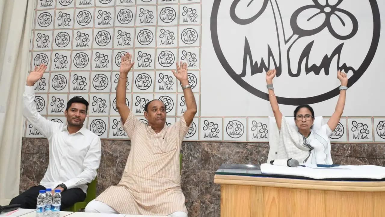Mamata meets elected MLAs in kalighat