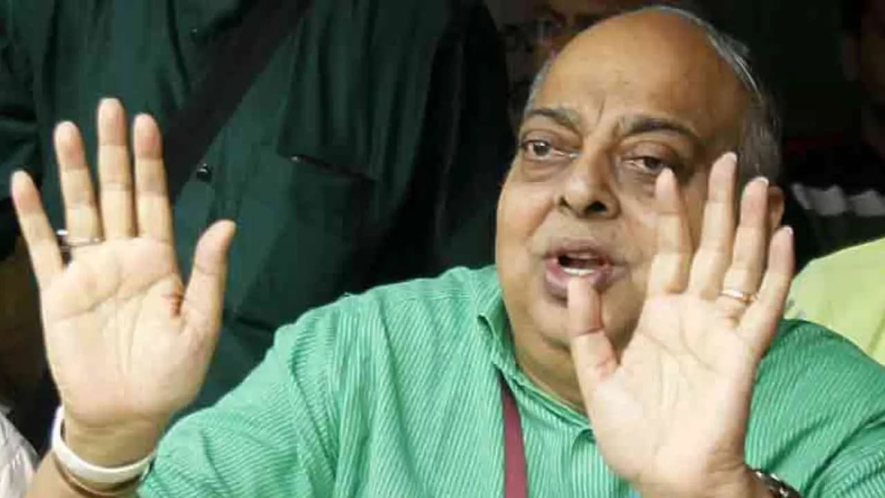 East Bengal Pays Tribute to former Mohun Bagan president Tutu Bose