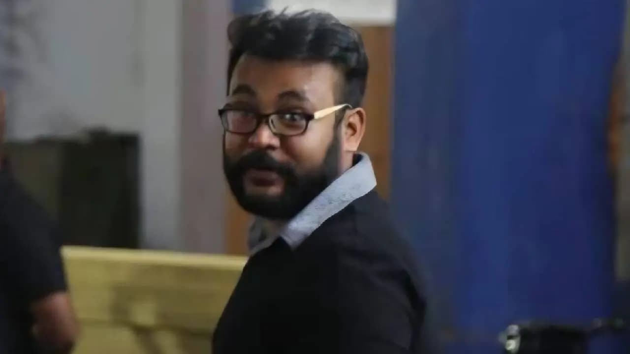Director Anshuman Pratyush Protests After Camera Guild Blocks Cinematographer On Film Set