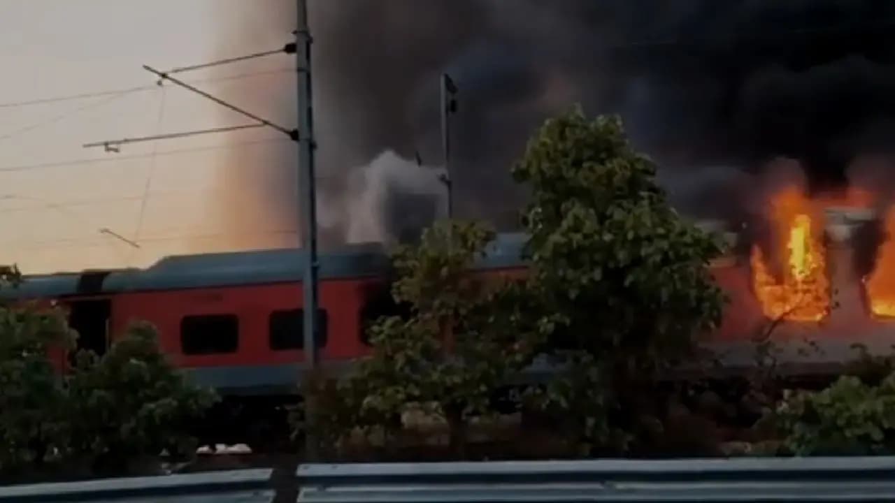 Massive fire on Rajdhani express in kota