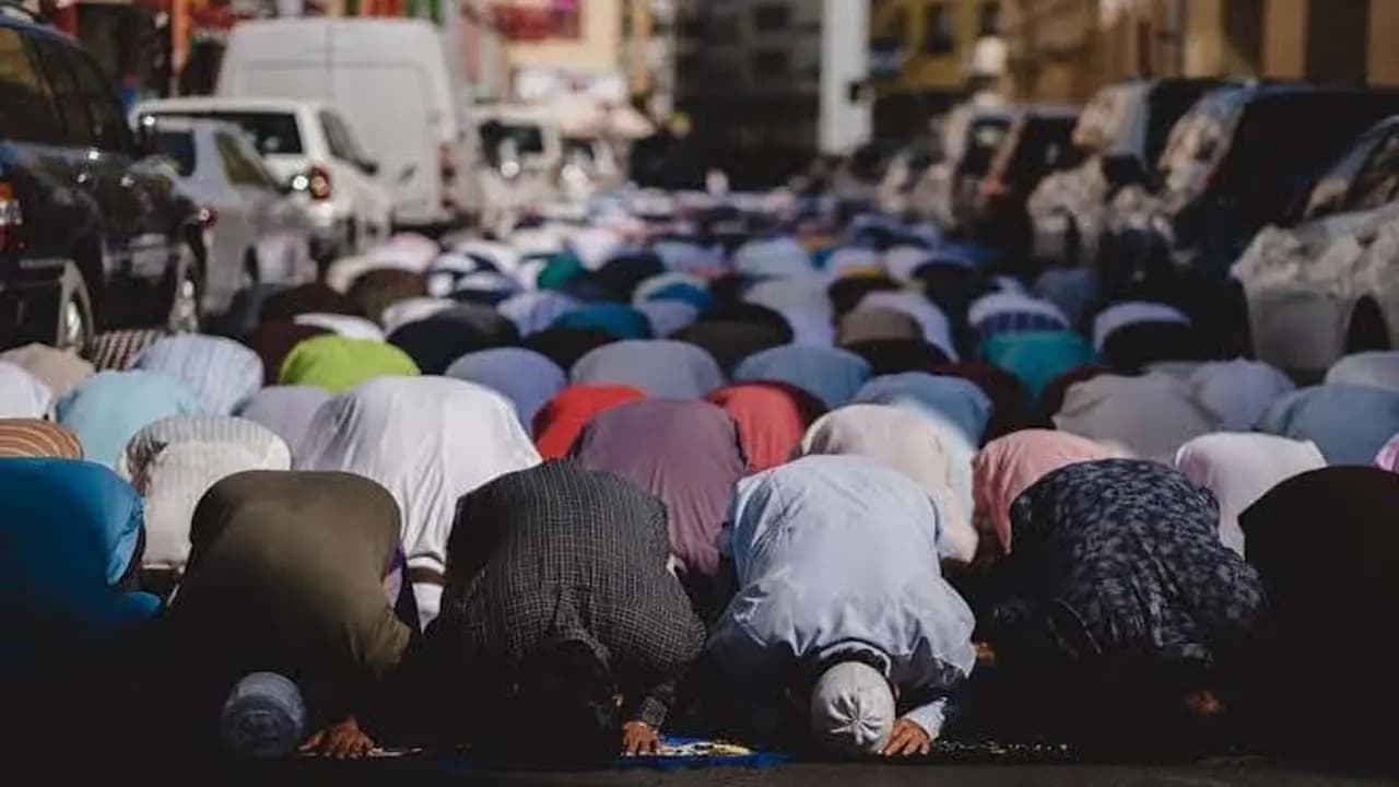Offer Namaz In Shifts Not On Roads says CM Yogi