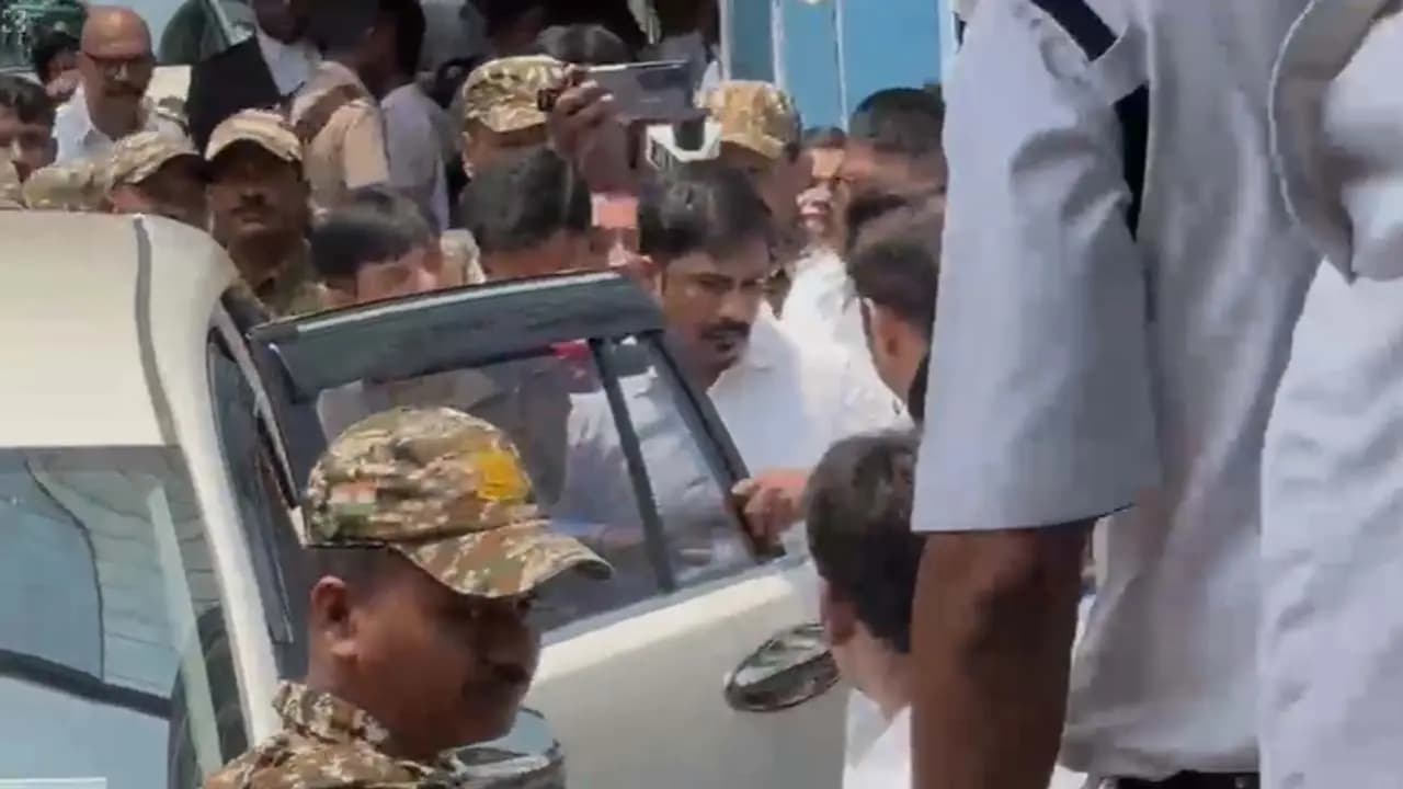 Chor Chor shouts erupt at Bidhannagar Court the moment Sona Pappu is spotted