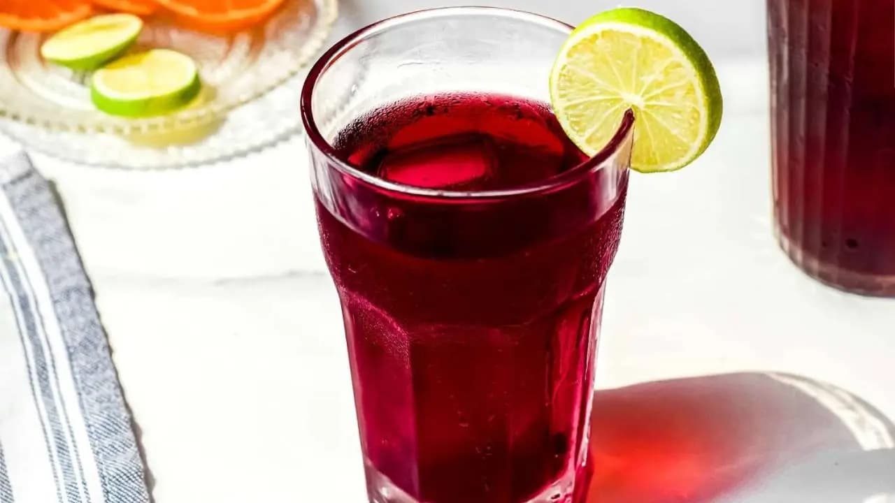 Collagen Boosting Drink: How to Use Gelatin and Lemon Juice to Reduce Wrinkles After 40