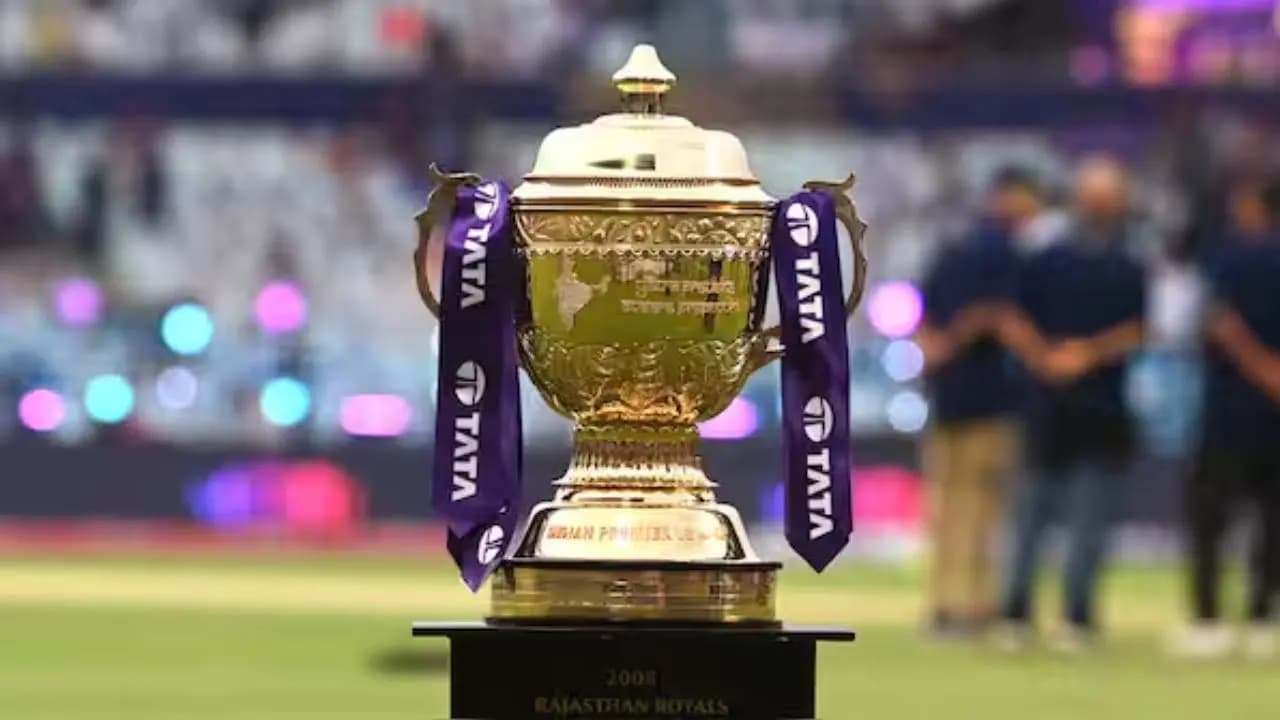 আইপিএল শুধু ক্রিকেটের সবচেয়ে বড় মঞ্চই নয়, এখানে পারফরম্যান্স করলে মেলে বিশাল পুরস্কারও। চ্যাম্পিয়ন দল থেকে শুরু করে রানার-আপ, ব্যক্তিগত পারফরম্যান্স—সব ক্ষেত্রেই রয়েছে প্রচুর অর্থের পুরস্কার।
