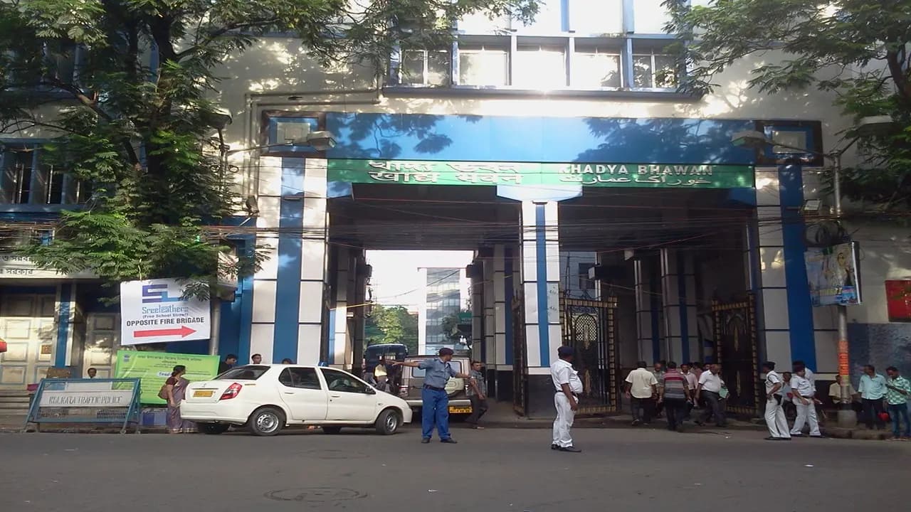 Khadya Bhawan big update officer fall from khadya bhawan admitted at hospital