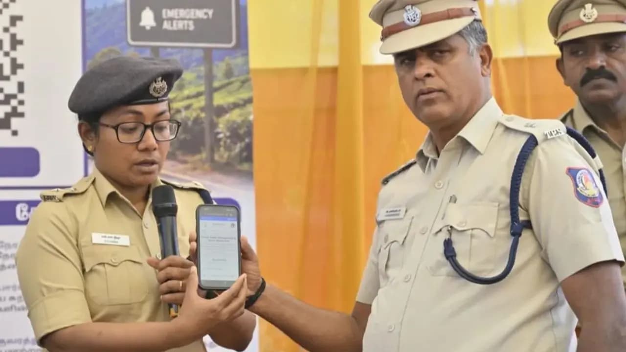 Odisha SP Is Using QR Codes, WhatsApp to Help Everyone