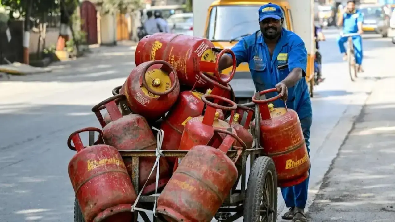Cooking gas prices have increased again in the country Centre is now facing criticism from the TMC and other opposition parties