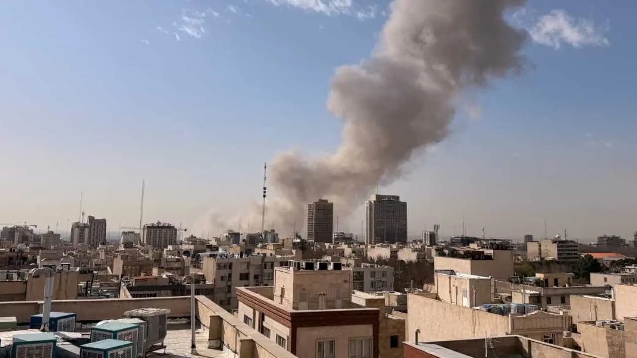Intense attack by US warplanes on Iran in the Hormuz Strait