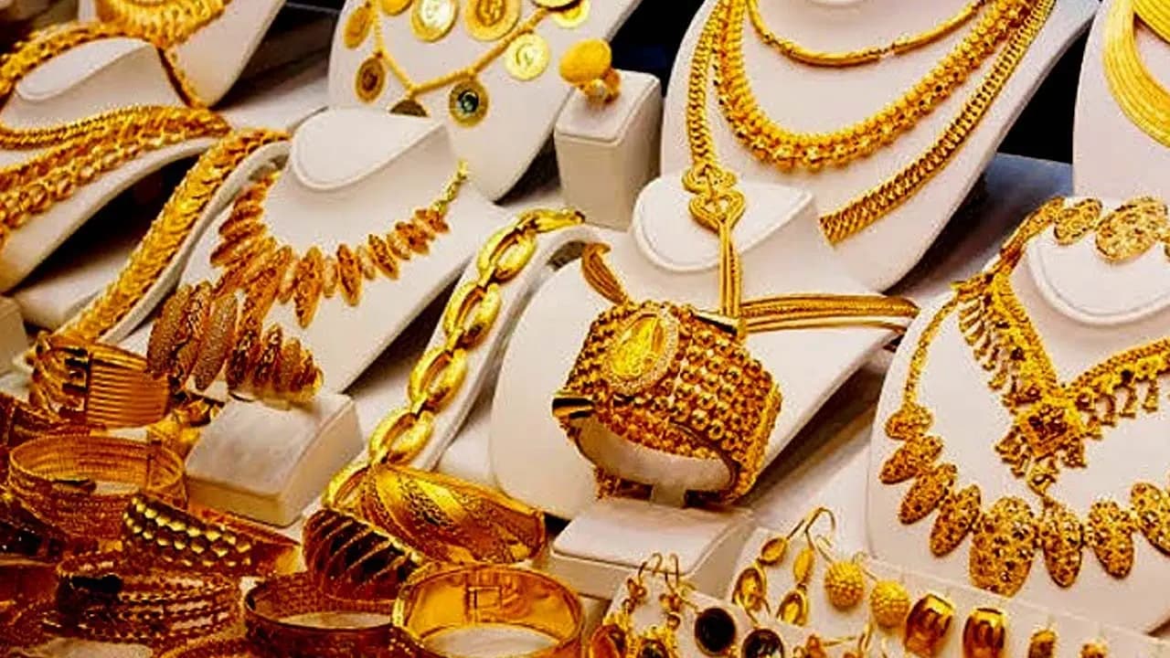 Gold Prices Climb as Oil Falls and Fed Rate Hike Expectations Ease