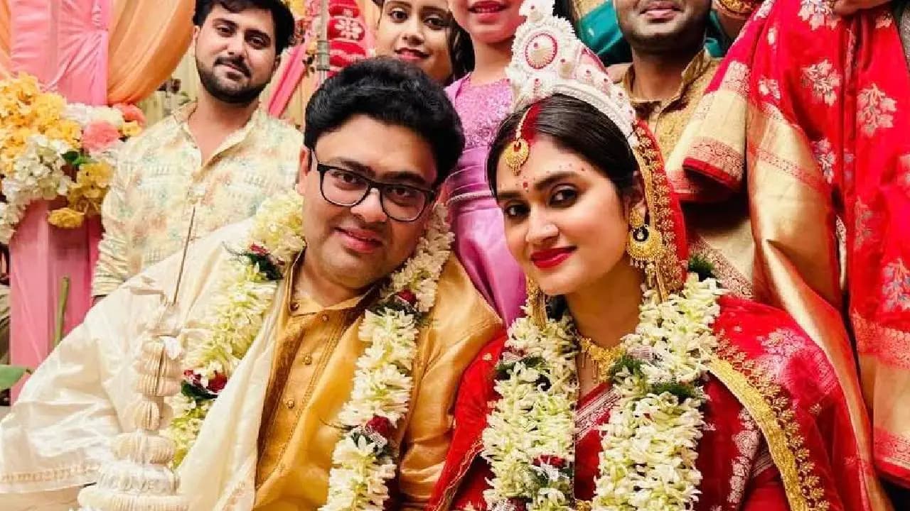 Kaushik Ganguly shares the wedding picture of Ambarish Bhattacharya Amid release of Aajo Ardhangini
