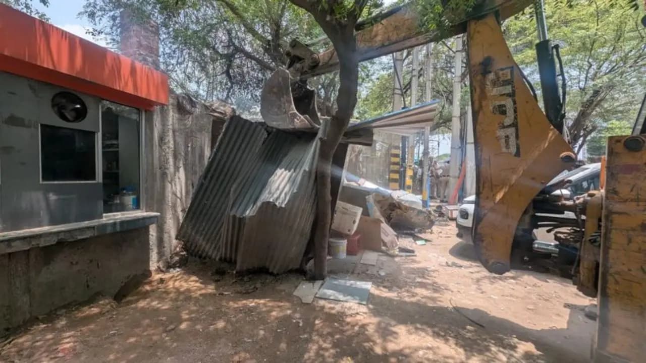 Gurugram Crackdown: Gurugram Police demolished DLF Phase 3 residential building with a bulldozer due to violations leaving many homeless overnight
